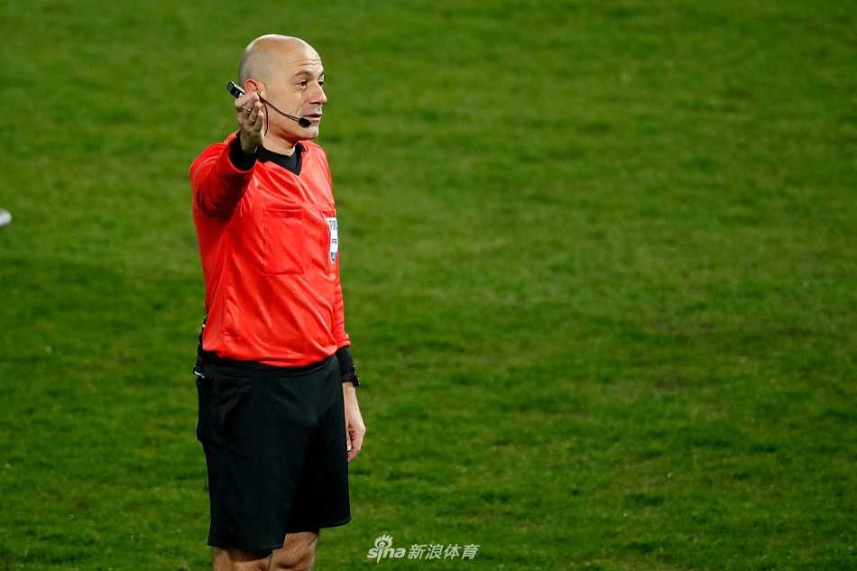 欧洲红魔强势逆转,比利时三球完胜威尔士迎来开门红 比利时众将相拥庆祝逆转,胜利的激情在球场上空燃爆