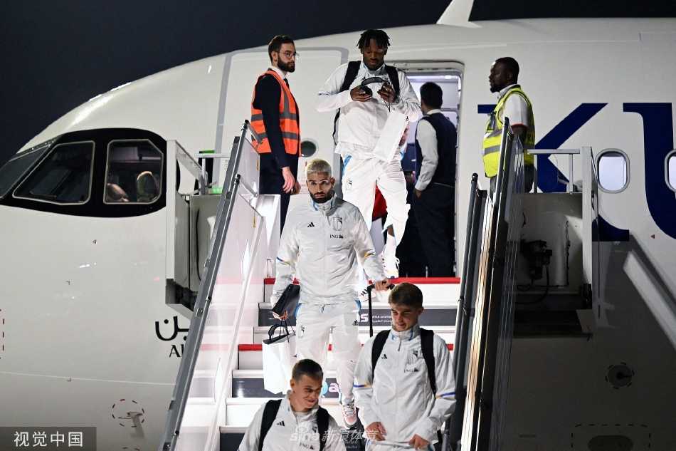 德布劳内与队友并肩走出机场通道，神情专注仿佛已在思考如何破解对手防线