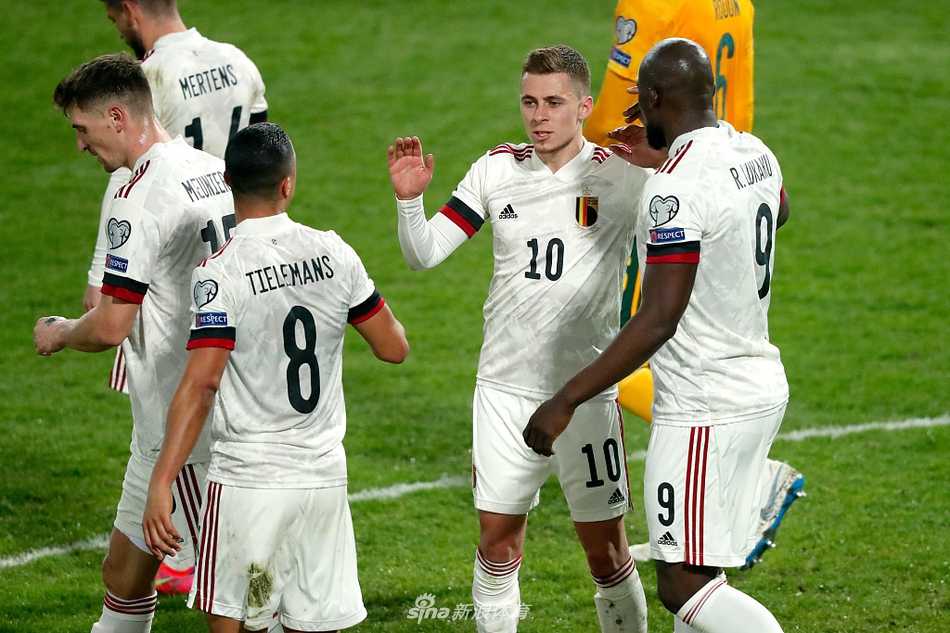 欧洲红魔强势逆转,比利时三球完胜威尔士迎来开门红 威尔士核心贝尔带球突破,红龙领袖虽败犹荣拼尽全力