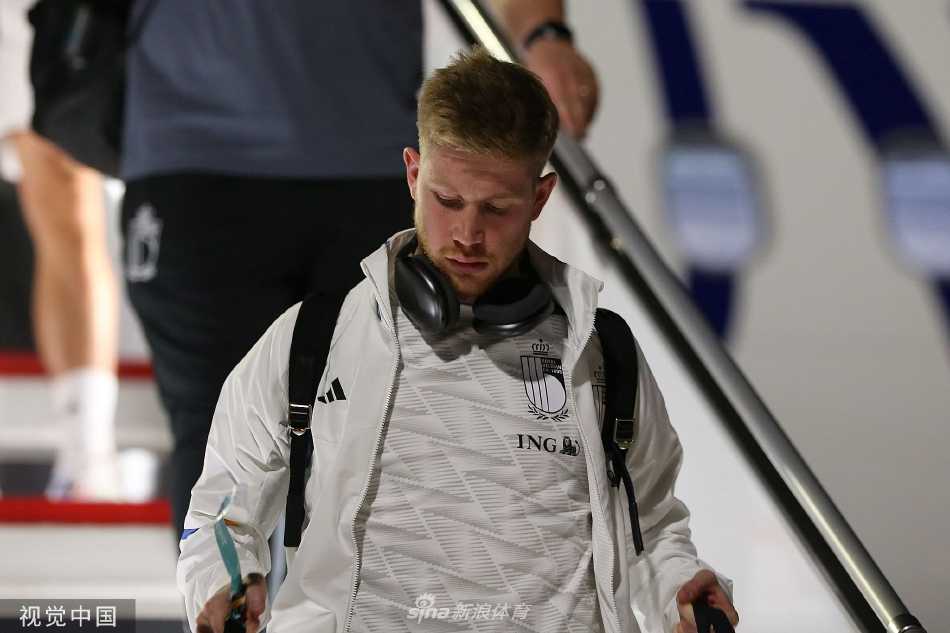 比利时国家队球员们步出哈马德国际机场航站楼，身穿统一红色训练服，在媒体镜头前留下抵达多哈的第一印象