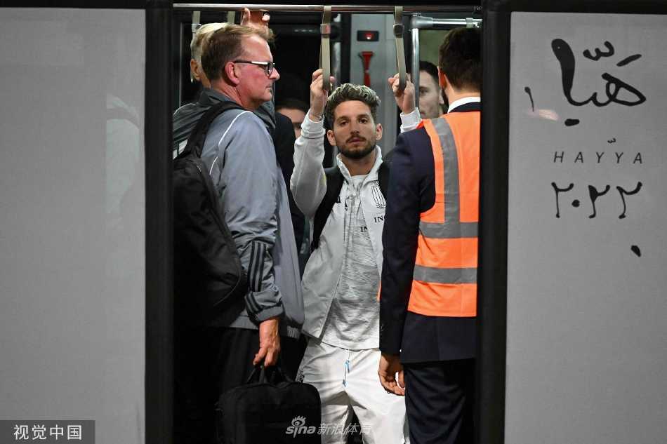 卢卡库背着旅行包专注前行，这位强力前锋的眼神中透露出对世界杯赛场的渴望