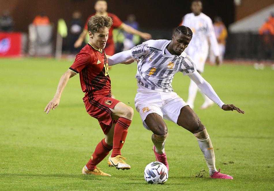 科特迪瓦队球员凯西（右三）在打入点球后与队友庆祝，怒吼的凯西被兴奋的队友们簇拥，这粒金子般的点球不仅扳平了比分，更点燃了非洲大象全队的斗志。