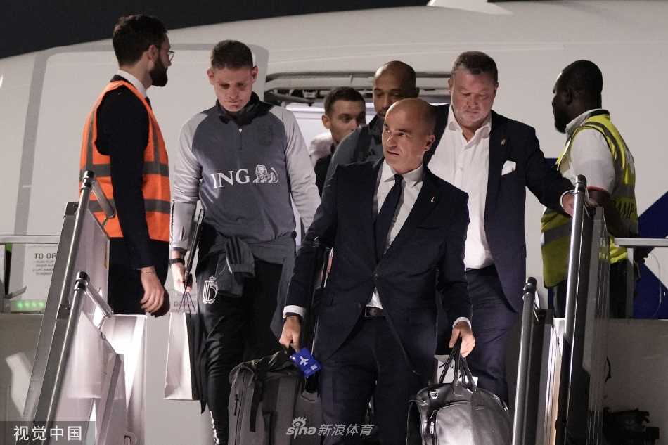 比利时队工作人员协助球员运送行李，团队高效协作确保顺利入住世界杯营地