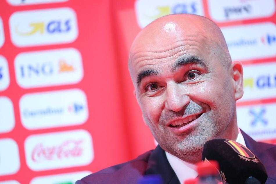 马丁内斯面对镜头目光坚毅，他抬起右手正对着空气比划着什么，仿佛在向记者们详细解释下一期国家队名单的选拔思路，每一个手势都充满激情与说服力。