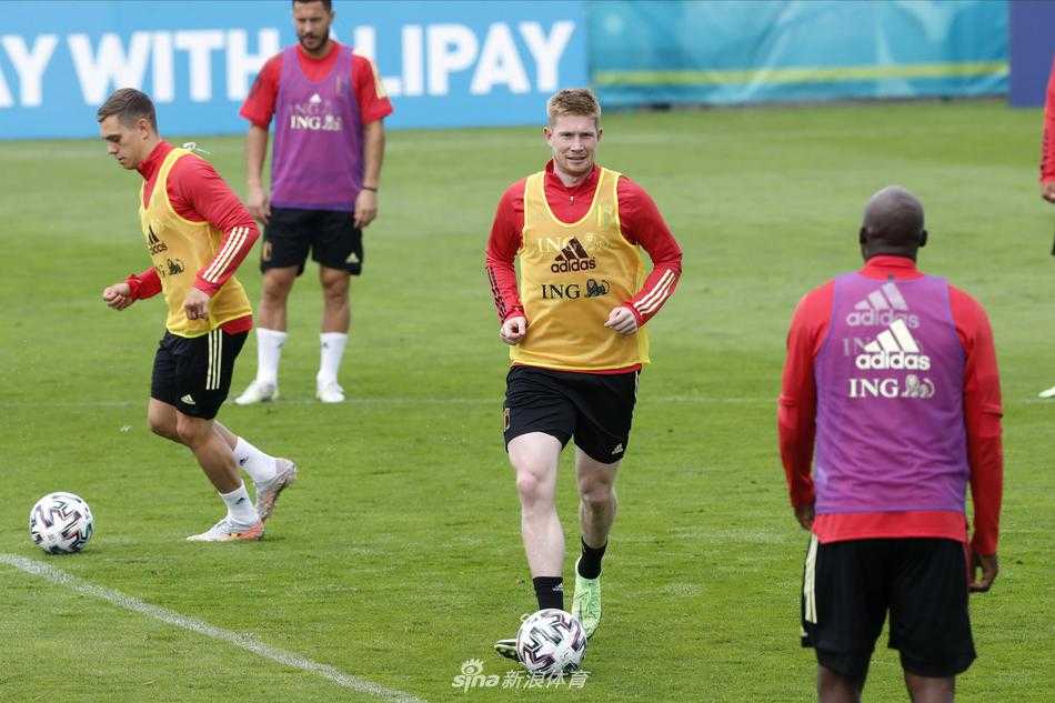 在午后阳光下，比利时当家前锋卢卡库面露坚毅表情，他粗壮的手臂在冲刺中摆动，每一次触球都仿佛带着摧毁防线的决心。