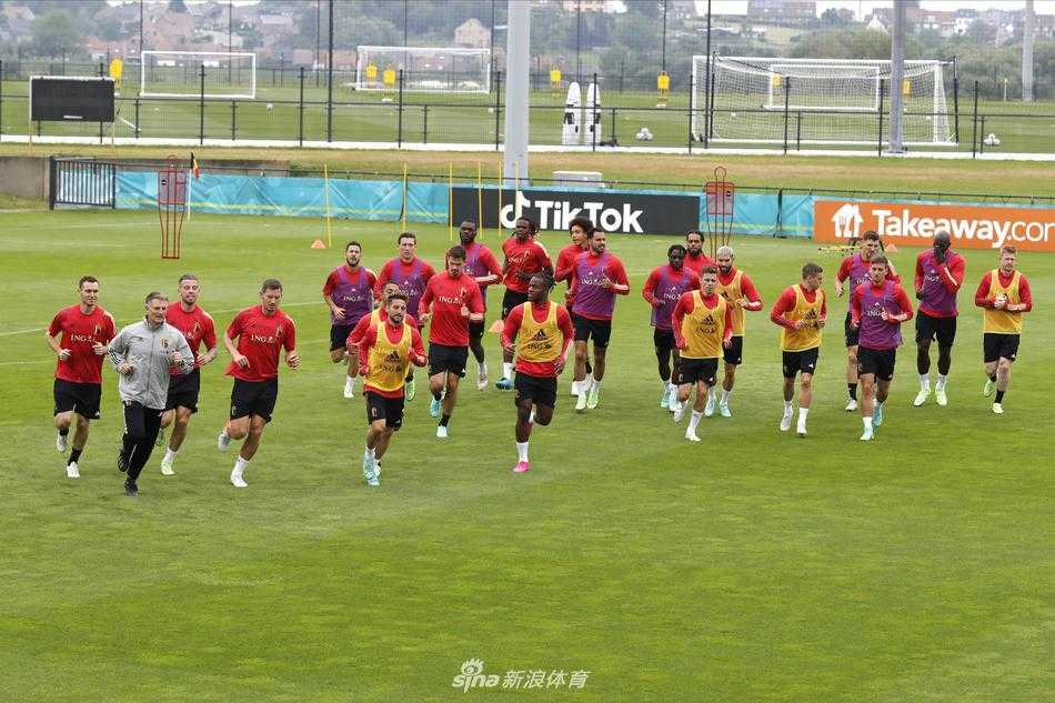 阿扎尔面带微笑轻松控球，脚下的皮球仿佛粘在鞋面上，在这片熟悉的训练场上，他正努力找回昔日无所不能的巅峰感觉。