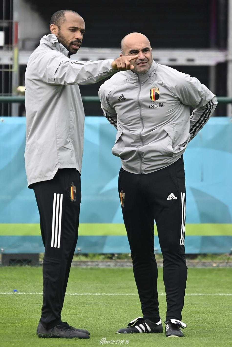 库尔图瓦舒展长臂飞身扑救，他的身影几乎遮住了大半个球门，身后的球网仿佛都在屏息等待这一扑的结果。