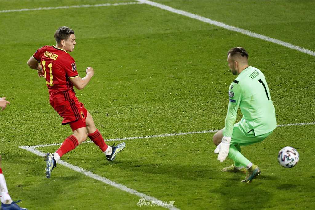 巴舒亚伊在禁区左侧小角度爆射破门的瞬间，皮球划过一道美妙的弧线撞入网窝，门将望球兴叹。