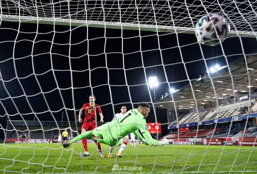 进球后的特罗萨德被队友团团围住，每个人脸上都洋溢着笑容，这是团队足球最纯粹的快乐，庆祝这一粒精彩绝伦的世界波。