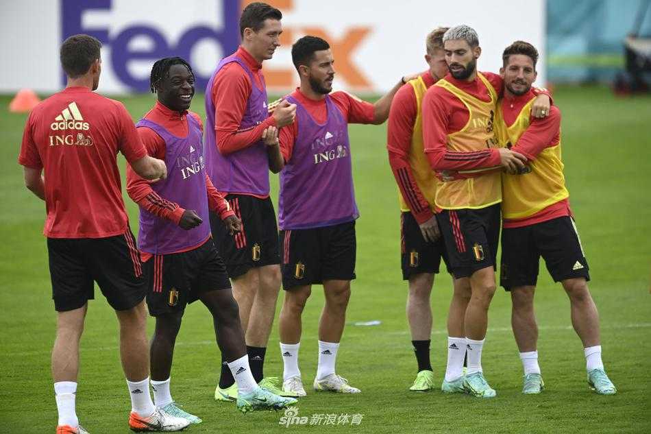 主教练马丁内斯在场边用手比划着战术，身后的战术板上密密麻麻的线路图，预示着一场针对卫冕冠军的精密布局。