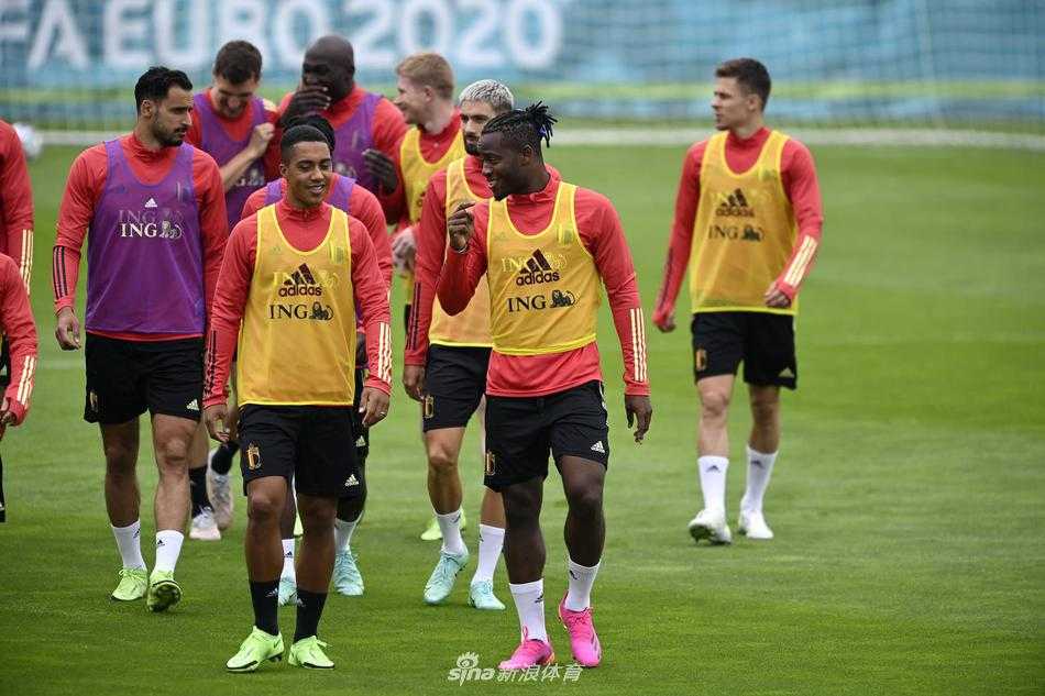 维尔通亨和阿尔德韦雷尔德这对老搭档神情严肃地进行防守沟通，他们多年的默契在这一刻化作坚不可摧的城墙。