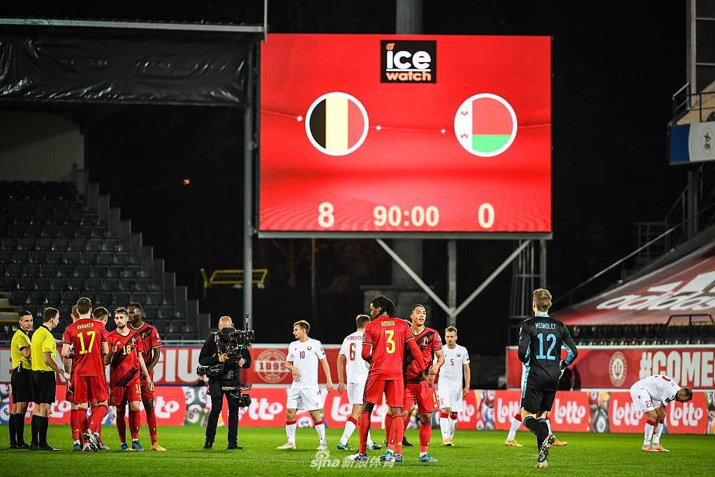 本特克在门前混战中觅得良机，用一个标准的中锋动作抢点射门，展现了他敏锐的门前嗅觉和强大的身体对抗能力。