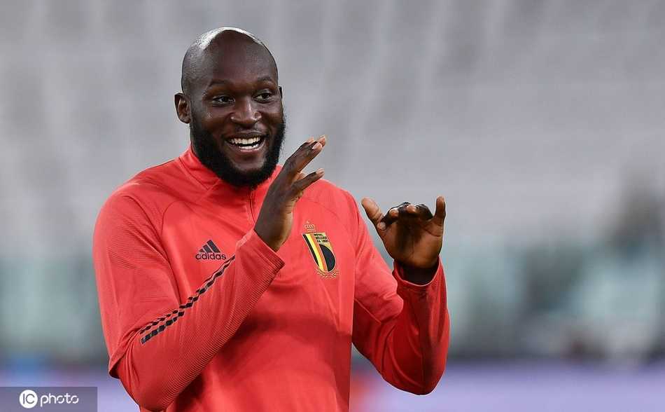 欧洲红魔的最后荣光:回望比利时黄金一代的欧国联谢幕备战 比利时门神库尔图瓦在训练中舒展身体,他那修长的双臂如同壁垒般封堵着每一粒射门,眼神中透露出对胜利的极度渴望。