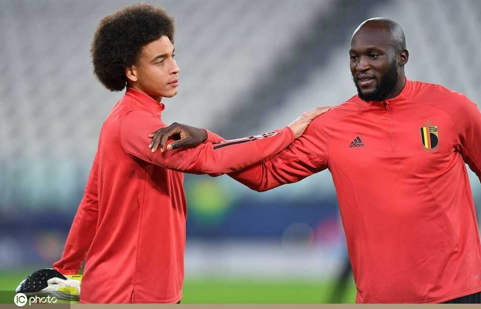 欧洲红魔的最后荣光:回望比利时黄金一代的欧国联谢幕备战 德布劳内与维特塞尔在训练中抢圈,中场大师德布劳内的脸上带着轻松的笑容,他脚下的皮球仿佛被无形的线牵引,精准地避过队友的拦截,彰显着世界级中场的从容。