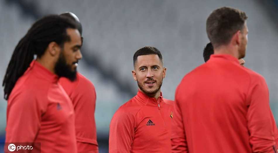 欧洲红魔的最后荣光:回望比利时黄金一代的欧国联谢幕备战 后防中坚维尔通亨在训练中咬牙完成冲刺跑,额头上的汗珠在阳光下闪烁,这位老将正用他不知疲倦的奔跑,捍卫着欧洲红魔最后的尊严。