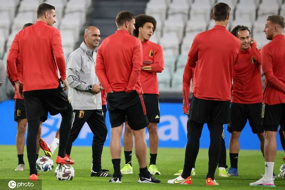 欧洲红魔的最后荣光:回望比利时黄金一代的欧国联谢幕备战 卡斯塔涅在训练中积极拼抢,年轻的他充满活力,飞身铲球的动作干净利落,仿佛在向世界宣告比利时足球的未来依然充满希望。