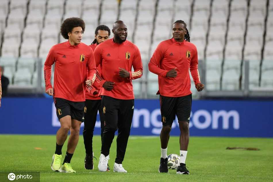 欧洲红魔的最后荣光:回望比利时黄金一代的欧国联谢幕备战 比利时全队围成一个圈,聆听马丁内斯教练的赛前最后部署,教练的手势坚定有力,球员们神情肃穆,这一刻,团队的凝聚力超越了言语,他们为共同的目标而战。