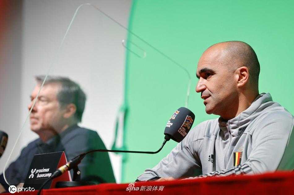 训练场上，比利时球员们正在进行热身训练，夕阳的余晖洒在他们身上，构成了一幅充满力量与美感的备战画卷。