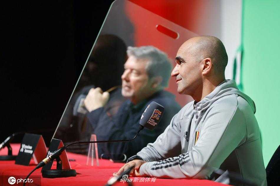 马丁内斯神情专注地在新闻发布会上回答记者提问，他的眼神中透露出对半决赛战术部署的深思熟虑。