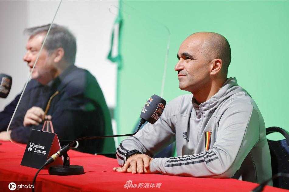 发布会结束后，马丁内斯在背景板前挥手致意，嘴角带着一丝微笑，仿佛已将致胜的战术了然于胸。