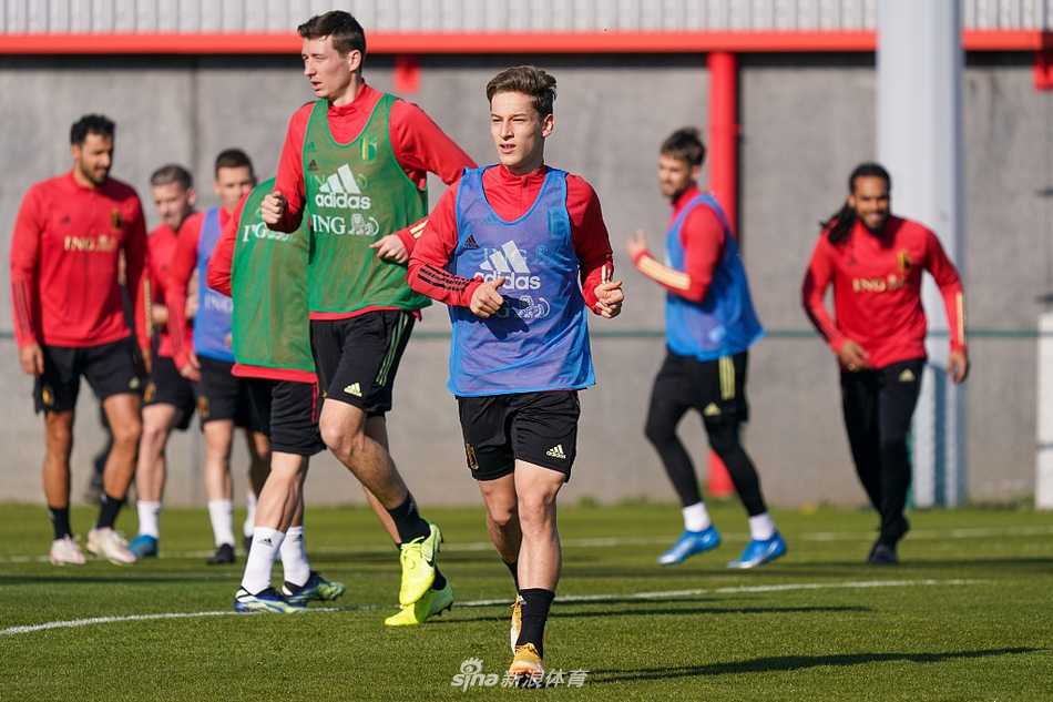 维尔通亨领衔后防，训练场上目光如炬，比利时防线基石在阳光下格外稳健