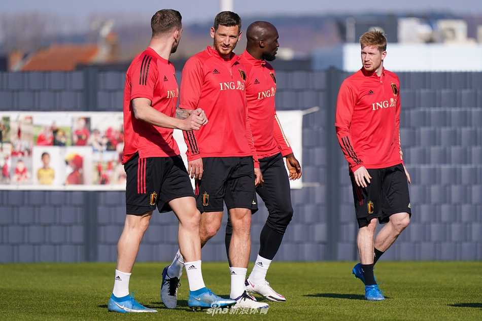 训练间隙，德布劳内露出标志性微笑，曼城中场大脑的轻松神态预示着球队良好的备战氛围