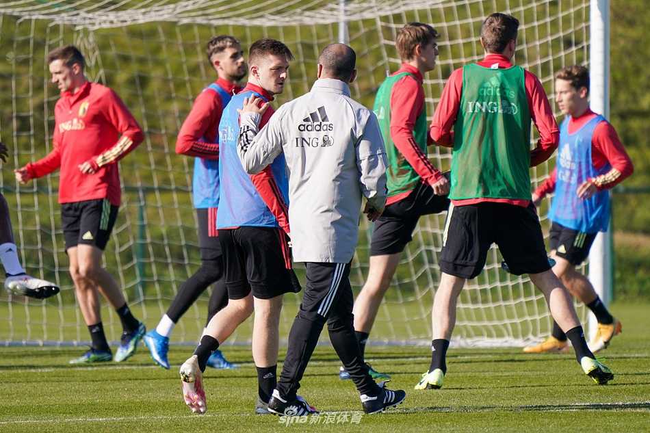 库尔图瓦在门前做出神勇扑救，身高臂长的皇马门神是比利时防线的最后一道可靠保障