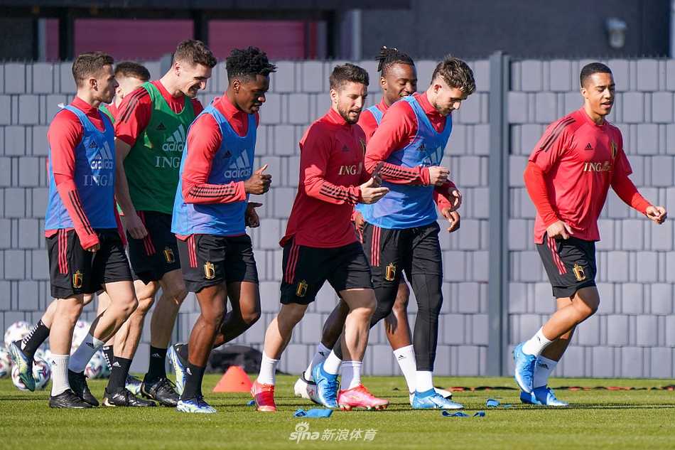 卢卡库在对抗训练中强势护球，国米锋霸展现碾压级身体素质，为球队攻城拔寨蓄力