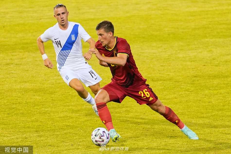 希腊队门将弗拉乔迪莫斯在比赛中舒展身体，单掌将卢卡库势在必进的近距离推射拒之门外，力保球门不失。