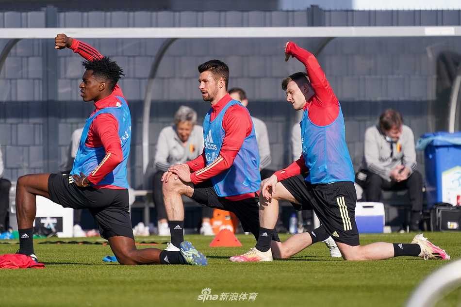 全体队员围成圆圈进行抢圈游戏，欢声笑语中凝聚团队力量，欧洲红魔更衣室气氛融洽