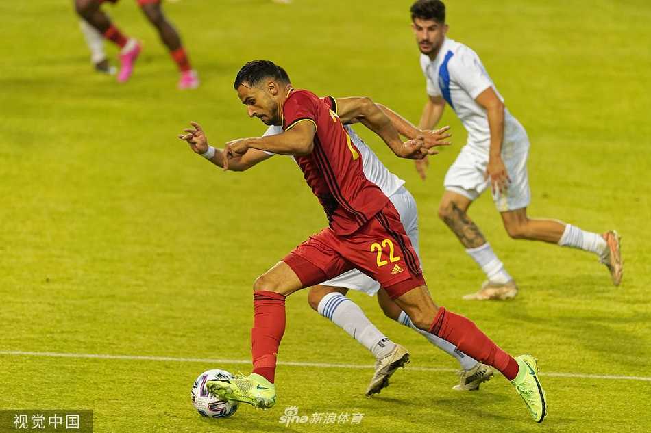 进球功臣索尔根·阿扎尔在禁区内高高跃起，用一记精彩的垫射攻破希腊队球门后，激动地挥舞着手臂，与队友卡拉斯科激情拥抱庆祝。