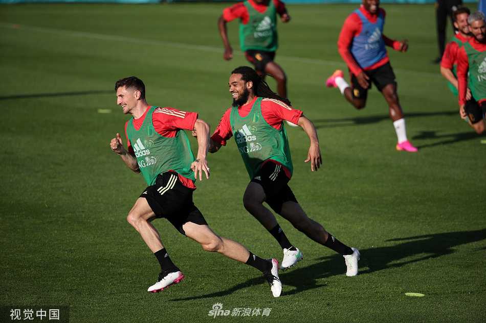 罗马尼亚的阳光下，比利时队球员们在训练场上进行着赛前热身，橙色的标志碟摆放得整整齐齐，仿佛在向欧洲杯的荣誉发起有序的冲击。