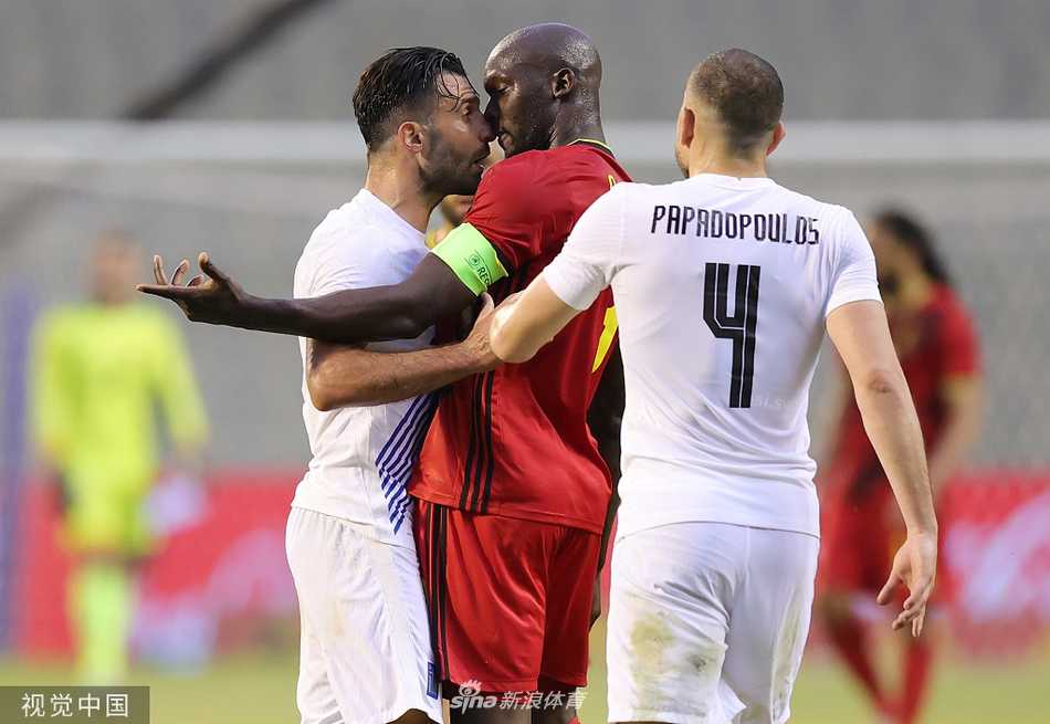 博杜安国王体育场上空飘起细雨，球场的灯光在雨幕中显得朦胧而梦幻，几名比利时球员在雨中神情专注地列队，准备开球。