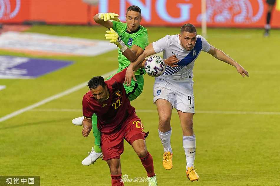 希腊队球员察韦拉斯补射破门后，张开双臂狂奔向角旗区，身后的队友们疯狂追随，共同庆祝这粒来之不易的扳平进球。