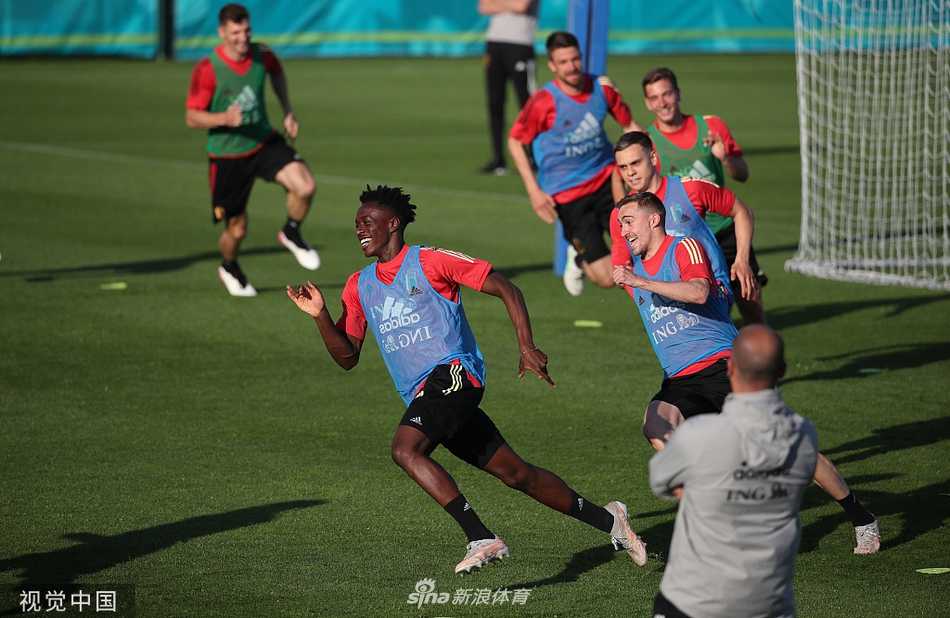 另一位比利时球员在发布会后单独接受采访，他面带微笑，眼神中闪烁着自信的光芒，胸前的国家队队徽在闪光灯下格外醒目，象征着荣誉与责任。