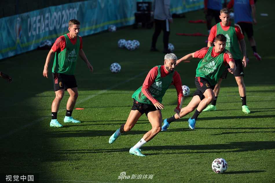 训练尾声，全体球员围成一圈，肩并肩，手臂搭着手臂，仿佛一个密不可分的整体。夕阳的余晖洒在他们身上，预示着这支才华横溢的球队正团结一心，向着共同的梦想前进。