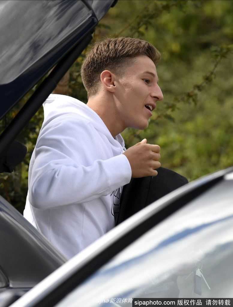 主教练罗伯托·马丁内斯双手抱胸，目光深邃地站在场边注视着球员们的训练，他需要在这段集训期内解决阿扎尔的使用问题，同时完成阵容的磨合。