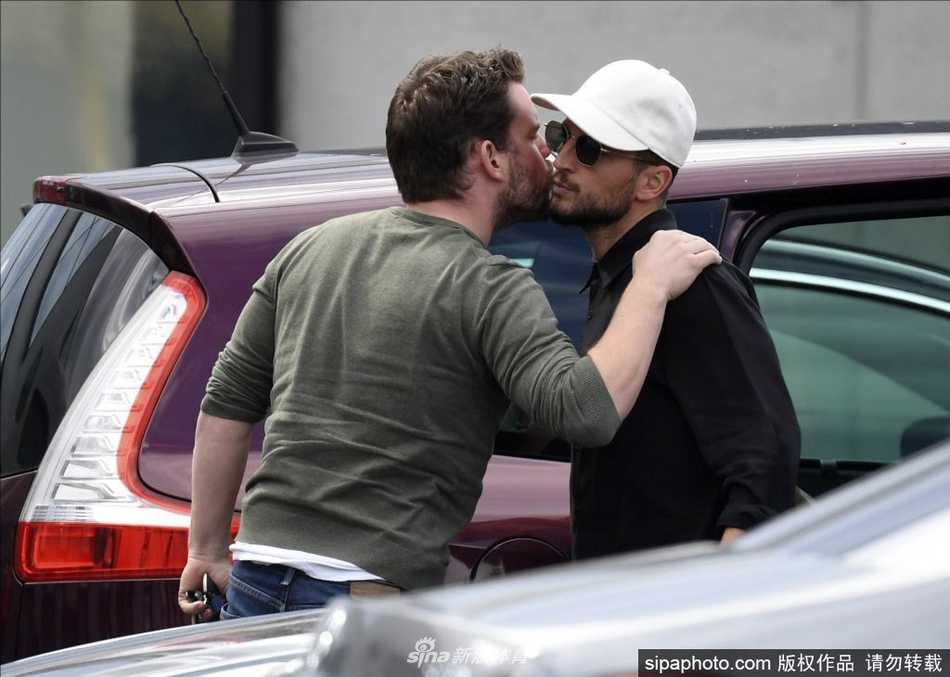 队长阿扎尔面带微笑抵达训练基地，他身着休闲便装，神态轻松地与熟悉的基地工作人员打招呼，眼神中透露出对新赛季国家队征程的期待与坚定。