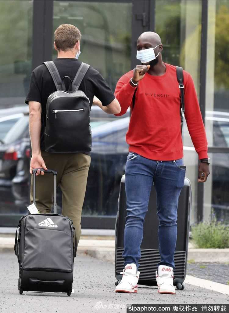 训练结束后，几名比利时球员并未立即离场，而是聚在一起进行恢复性拉伸，他们互相帮助，汗水浸透了球衣，体现了团队的凝聚力。