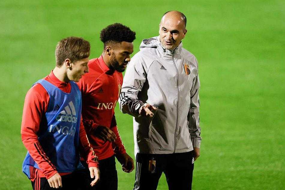 德布劳内在训练中露出专注而坚定的眼神，他正以精准的传球调度着球队的攻防节奏，身旁的队友们严阵以待，准备接应这位中场大师的每一次喂球。