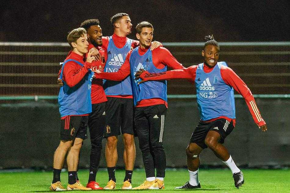 卢卡库与默滕斯在训练间隙勾肩搭背，有说有笑，轻松的氛围与场上激烈的拼抢形成鲜明对比，展现了球队内部良好的化学反应。