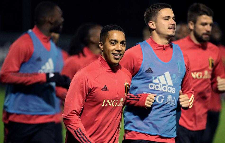 华灯初上，比利时队的训练在博杜安国王球场的灯光下继续进行，教练马丁内斯在场边双手插袋，神情肃穆地观察着场上的一举一动。