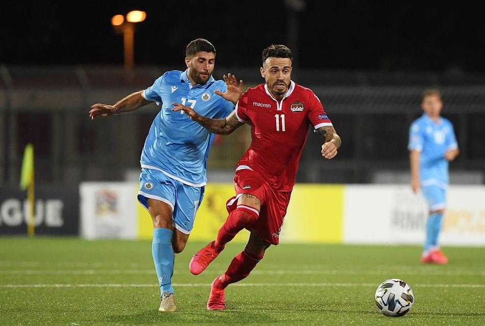 终场哨响后，落败的圣马力诺球员并未露出过分沮丧的神情，他缓缓低下头，任由汗珠从发梢滴落在这片热爱的草皮上。远处的列支敦士登队员正在拥抱庆祝，这一动一静的对比，构成了一幅关于坚守与胜利的足球浮世绘。