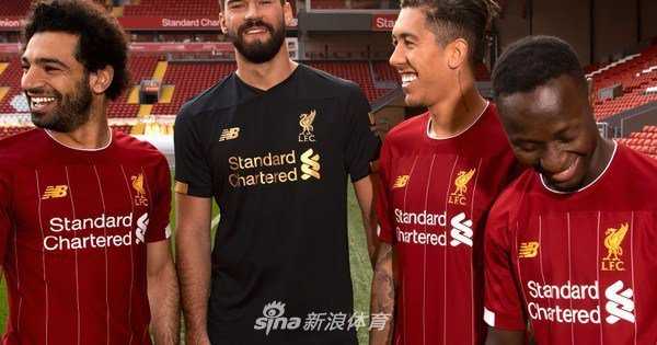 欧洲豪门新赛季战袍巡礼:哪一款设计最让你心动? AC米兰红黑剑条衫的华丽展示,模特摆出射门动作,球衣上红黑条纹的对比鲜明而富有动感,仿佛将圣西罗球场的激情瞬间定格