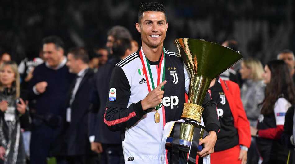 欧洲豪门新赛季战袍巡礼:哪一款设计最让你心动? 尤文图斯全新赛季球衣展示,经典黑白条纹间点缀着金色细节,仿佛在诉说着斑马军团的荣耀与高贵,模特姿态充满力量感