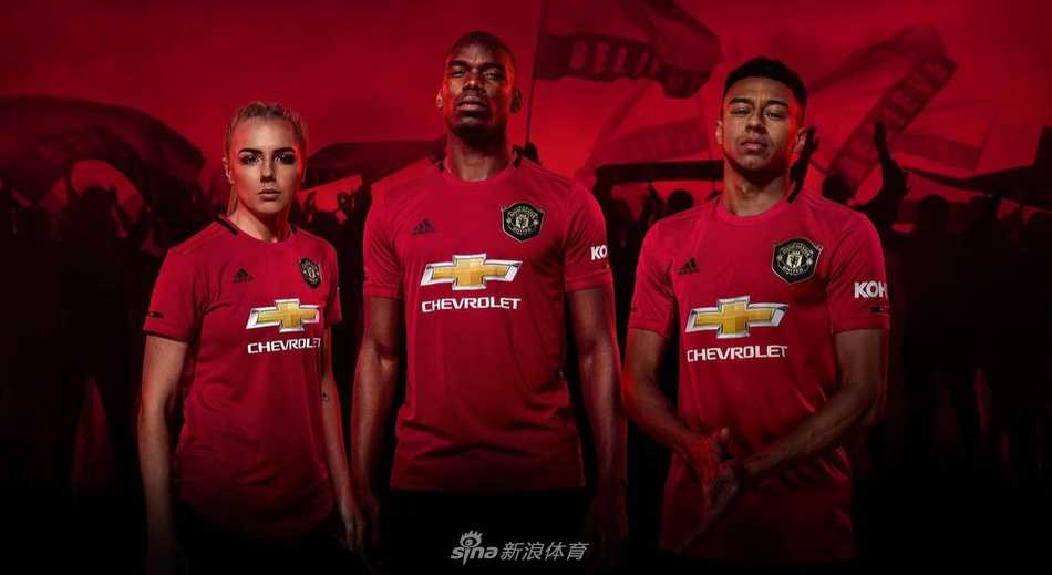 欧洲豪门新赛季战袍巡礼:哪一款设计最让你心动? 曼联新款球衣细节特写,经典的红色战袍在光影下显得格外醒目,衣领的剪裁与肩部的线条完美结合,传递出红魔的霸气与硬朗