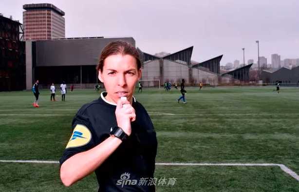 斯蒂芬妮·弗拉帕尔眼神坚定地望向球场，胸前挂着哨子，她的马尾辫和裁判服在赛场边显得格外利落，周身散发着专业而沉稳的独特气质。