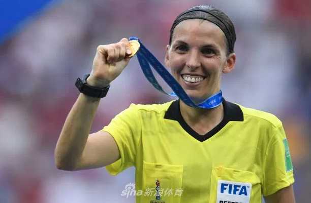 弗拉帕尔在球员通道中神情自若，准备带领两队球员入场。她平静的面容下蕴藏着巨大的能量，身后的利物浦与切尔西球员衬托出她作为本场最高执法官的独特地位。