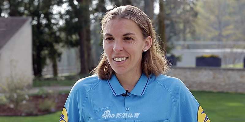 赛后，弗拉帕尔与两位助理裁判微笑合影，她们共同完成了这场历史性的执法任务。三人的笑容里写满了成就感，也为欧洲足球裁判史留下了这张珍贵的照片。