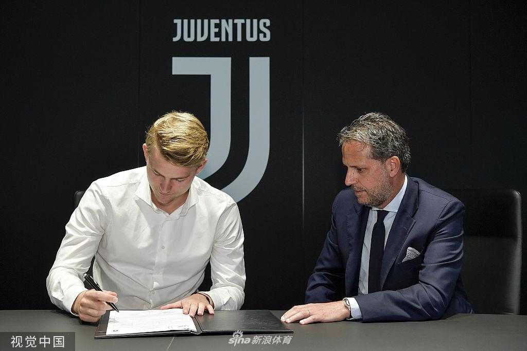 德里赫特展示尤文4号球衣，微笑亮相安联球场